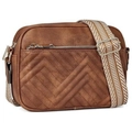 Gros plan d'un sac bandoulière marron en similicuir avec matelassage en V et sangle tissée - Marron
