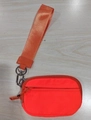 Leuchtend orangefarbene Münztasche aus Nylon mit breiter Handgelenkschlaufe und Reißverschluss - Orangerot