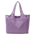 Détail du sac de voyage en nylon violet montrant les poches et le tissu imperméable - Violet