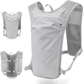 Dettaglio del gilet da corsa leggero grigio chiaro con mesh traspirante e fibbie - Grigio Argento