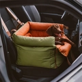 Détail du siège auto étanche pour animaux en tissu vert olive avec un teckel à l'intérieur - 55x50x45cm / Vert