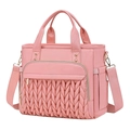 Detail der rosa Isoliertasche mit geflochtener Stepptasche vorne und goldener Hardware - Rosa