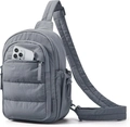 Détail d'un sac bandoulière gris matelassé avec un smartphone dans la poche zippée avant - Gris