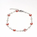 Detalle de la pulsera bañada en oro 18K con cuentas de ojo malvado rojo y cruces - Estilo Cruz de Mal de Ojo Rojo / Rojo