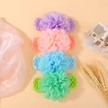 Vue détaillée de bandeaux à fleurs en mousseline pour bébés en violet rose bleu et vert menthe - Style 4D