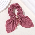 Rood-wit gestreepte strik scrunchie met een gouden metalen gesp voor dameshaar - Rood