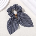 Marineblauw gestreepte strik scrunchie met een goudkleurige metalen gesp - Marineblauw