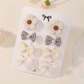 Dettaglio del set di 8 mollette per capelli con fiocchi e fiori in tessuto su carta - Serie a Quadri e Bianco Sporco (8D)