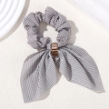 Elegante grijze gestreepte scrunchie met een stijlvolle roségouden metalen ring - Grijs