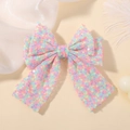 Dettaglio delle paillettes sulla molletta a fiocco colorato con perle e piume - Arcobaleno