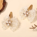 Lot de deux barrettes nœuds en dentelle avec perles et strass sur base dorée - Style Fleur Perle (2A-1) / Blanc Cassé