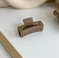 Pinza per capelli quadrata marrone opaco da donna in un ambiente minimalista - Caffè (22)