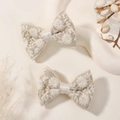 Set van twee beige strik haarclips met wit madeliefje borduursel en satijnen detail - Beige