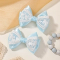 Par de pinzas para el cabello con lazo azul claro para niñas con cinta de raso y encaje blanco - Juego de 2 piezas / Azul Claro (2A-17)