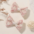 Paar roze haarclips voor meisjes met kanten borduursels en bloemmotieven - Rozenroze