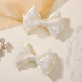 Par de horquillas con lazos de encaje y satén blanco roto para niñas en un estilo vintage - Juego de 2 piezas / Blanco Crema (2A-21)
