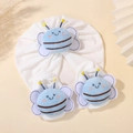 Baby katoenen muts en sokken set in wit met schattige lichtblauwe pluche bijtjes - Wit