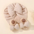 Baby-Strickset aus Rippstrick mit Mütze und Socken, dekoriert mit großen Schleifen in Beige - Beiges Stirnband und Socken