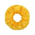 Vue macro montrant la texture douce du velours et les plis jaune vif du grand chouchou - Jaune Vif (40)