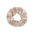 Vue macro détaillée de la texture du tissu métallique doré champagne du chouchou - Or Champagne (8)