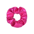 Vue détaillée d'un chouchou rose vif avec texture métallique et finition brillante - Rose Vif (14)