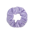 Détail d'un chouchou en tissu laser violet avec texture métallique brillante sur fond blanc - Violet (25)