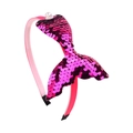 Détail du serre-tête sirène avec des paillettes violettes et un ornement en perle fine - Dégradé Rose Rouge (3)