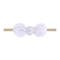 Dettaglio fascia neonato con fiocco in pizzo ricamato bianco ed elastico in nylon - Stile Ricamo Traforato Bianco (3)