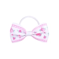 Vue détaillée d'un chouchou pour enfants avec imprimé marguerites roses et ruban blanc - Style Blanc avec Fleurs Roses (6) / Ensemble de 20 Pièces