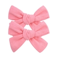 Détail montrant la texture en lin et le nœud fait main de deux nœuds rose pour cheveux - Rose (13)