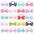 Lot de 20 nœuds papillon pour cheveux en ruban gros-grain aux motifs de marguerites - 20 couleurs mélangées / Ensemble de 20 Pièces