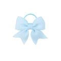 Détail du nœud bleu clair en ruban gros-grain avec élastique sur fond blanc épuré - Bleu Clair