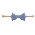 Détail du bandeau bébé avec un nœud bleu texturé sur une bande élastique kaki - Nœud Bleu Denim (56)