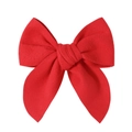 Detalle de un clip de pelo con lazo de satén rojo de 13 cm con acabado de textura premium - Rojo (2)