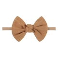 Dettaglio del fiocco in velluto color cammello su fascia per neonati in nylon morbido - Cammello (2)