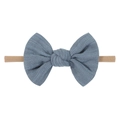 Dettaglio del fiocco in cotone Morandi blu-grigio con fascia elastica in nylon per neonati - Grigio Blu (7)