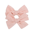 Dettaglio di fermagli per capelli a fiocco in tessuto rosa con trama verticale per bambine - Stile Rosa Chiaro