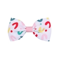Détail d'un nœud papillon en ruban gros-grain à motifs abstraits pour les cheveux - Style Imprimé Abstrait Rouge (13)