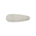 Dettaglio del fermaglio per capelli in tessuto beige con bordi smerlati e trama tessuta - Stile Beige (1)