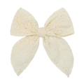 Dettaglio del fiocco per capelli color crema con ricamo floreale e finitura a occhiello - Ricamo Floreale Beige