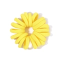 Elastisches gelbes nahtloses Haargummi in Blumenform auf weißem Hintergrund - 1 Stück / Hellgelb