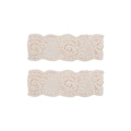 Dettaglio di due fiocchi in pizzo crema con ricami floreali vintage e bordi smerlati - Stile Fiore di Pizzo Bianco Sporco (4)