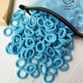 Vista macro degli elastici per capelli azzurri senza cuciture con custodia blu con cerniera - Azzurro (7)