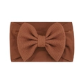 Dettaglio della fascia per neonati in nylon jacquard marrone con un grande fiocco morbido - Tan (Stile 2)