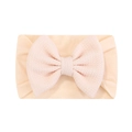 Vue détaillée du bandeau bébé avec texture gaufrée douce et décoration avec un grand nœud - Abricot Clair (8)