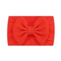 Dettaglio ravvicinato della fascia per neonati in nylon jacquard rosso con grande fiocco - Rosso (12)