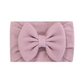 Détail du bandeau bébé rose poudré montrant le nœud gaufré et le tissu extensible - Vieux Rose (158)