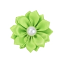 Vue détaillée d'un élastique à cheveux fleur en satin vert vif avec perle centrale - Vert Vif (9)