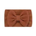Détail d'un bandeau pour bébé avec un grand nœud marron en maille gaufrée très doux - Caramel (780)