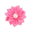 Vue détaillée de l'élastique à fleurs en satin rose avec pétales brillants et perle - Rose (12)